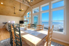 Dining - 6901 W Beach Drive, perfect for families with 4 bedrooms and pet-friendly. (Oak Island)