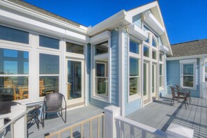 Property grounds - 6901 W Beach Drive, perfect for families with 4 bedrooms and pet-friendly. (Oak Island)