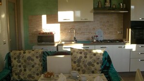 Private kitchen - Solivariu Village Affittacamere - King Room With Garden View 1 (Piscinas)