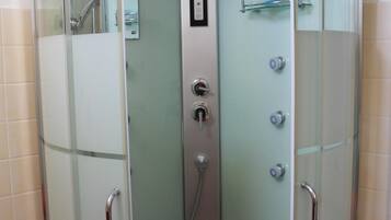 Dormitorio condiviso, 1 camera da letto, accessibile ai disabili, fumatori | Doccia