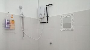 Free toiletries, hair dryer - Standard Double Room With Ac in Kuching (Kuching)