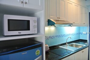 Condo, 1 Bedroom | Private kitchen
