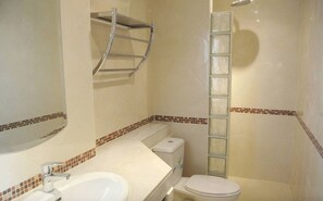 A bathroom with a sink, toilet, and shower. - Baan Suan Lalana Sa Floor 5 Room 516 (Pattaya)