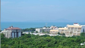 Ein Küstenhotel mit mehreren Gebäuden, üppiger Vegetation und Blick aufs Meer.