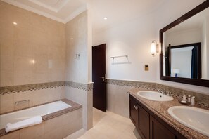 Villa | Salle de bain | Articles de toilette (gratuits), séchoir à cheveux, bidet