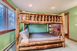 Nhà liên kế, nhiều giường, lò sưởi, quang cảnh núi (Pine Creek Retreat) | 3 phòng ngủ, trang trí khác biệt