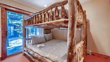 Townhome, Multiple Beds, Fireplace, Mountain View (Pine Creek Retreat) | 3 bedrooms, individually decorated, individually furnished, free WiFi