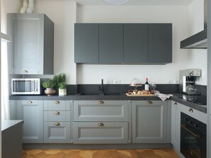 Kühlschrank, Mikrowelle, Ofen, Herdplatte