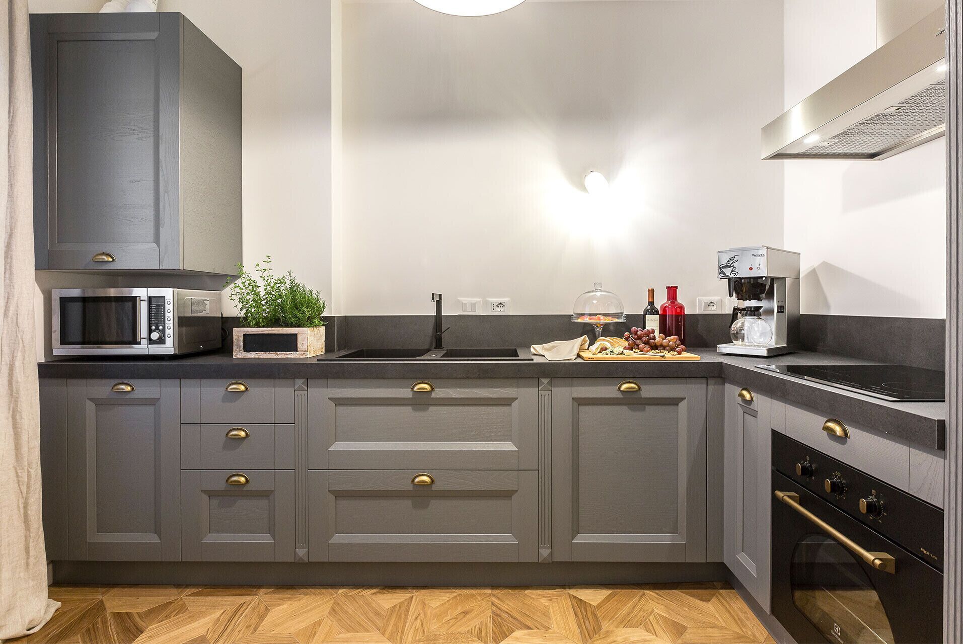 ثلاجة، ميكروويف، فرن، موقد طهي مسطح