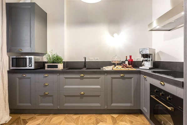 Kühlschrank, Mikrowelle, Ofen, Herdplatte