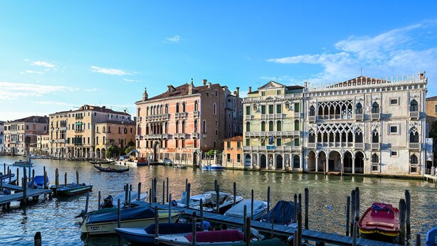 A canal with boats docked and historic buildings along the water. - Venice apartment with breath-taking Grand Canal view (Venecia)
