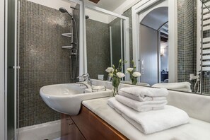 Dusche, Haartrockner, Handtücher, Shampoo
