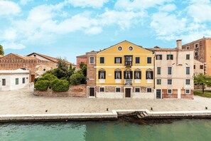 Exterior - Canal View Apartment with Great Terrace near Arsenale (Venecia)