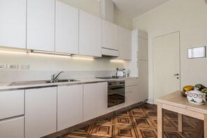 冷蔵庫、電子レンジ、オーブン、コンロ