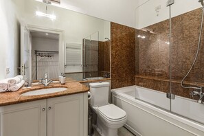 Baignoire, séchoir à cheveux, serviettes fournies, shampooing