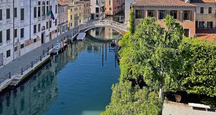 Castello 2 Bedroom Apartment with Amazing Canal View