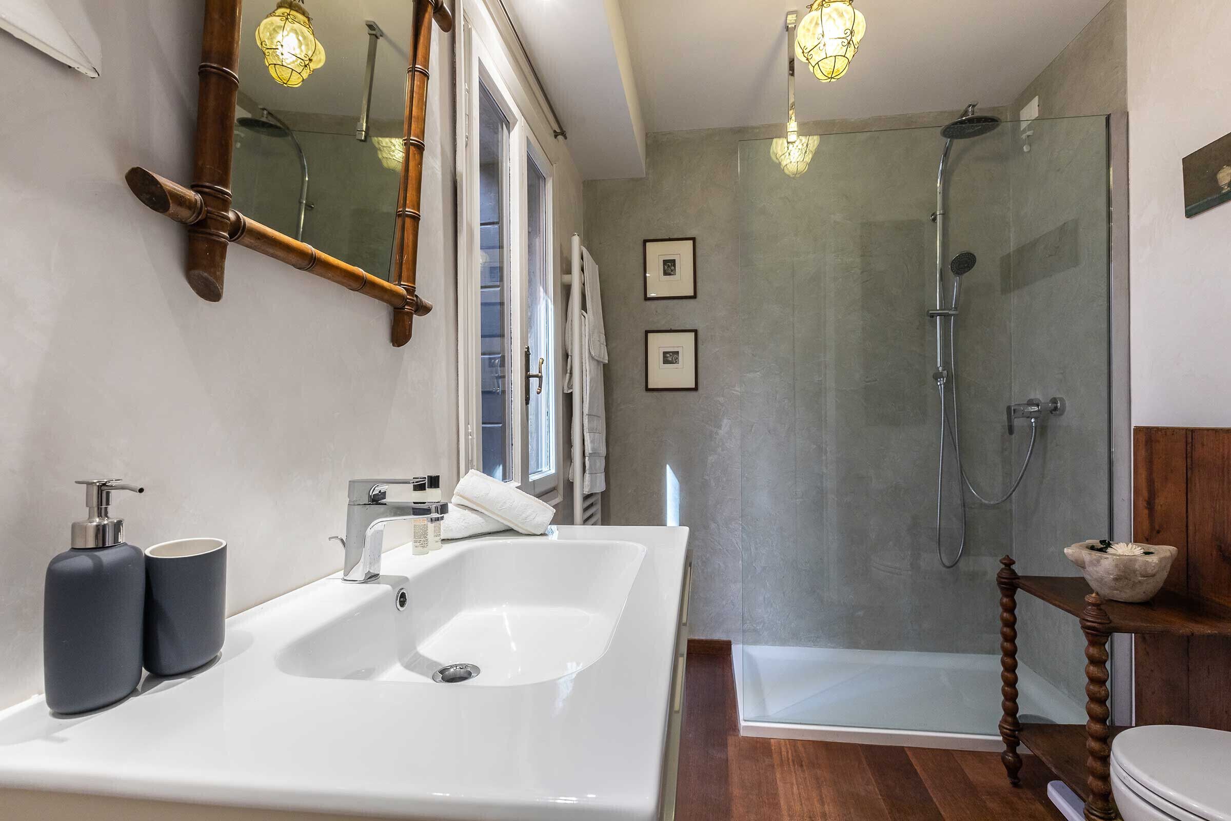 Bathtub, hair dryer, towels, shampoo