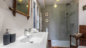 Badewanne, Haartrockner, Handtücher, Shampoo