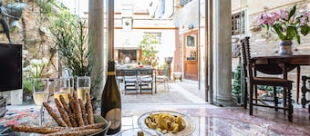 Sophisticated Venetian House with Private Courtyard