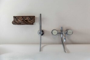 Tina, secadora de cabello, toallas, shampoo 
