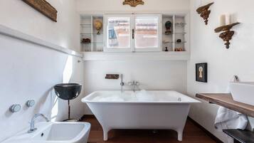 Badewanne, Haartrockner, Handtücher, Shampoo