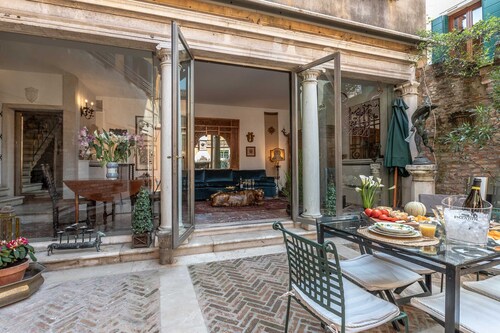 Sophisticated Venetian House with Private Courtyard