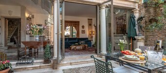 Sophisticated Venetian House with Private Courtyard