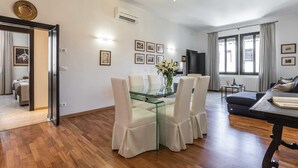 TV - San Marco Alluring and Spacious Apartment with Elevator (Venecia)