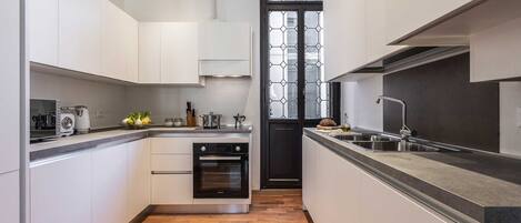 Kühlschrank, Mikrowelle, Ofen, Geschirrspüler