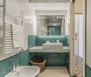 Doccia, asciugacapelli, asciugamani, shampoo