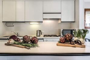 Kühlschrank, Mikrowelle, Ofen, Herdplatte