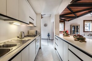 Kühlschrank, Mikrowelle, Ofen, Herdplatte