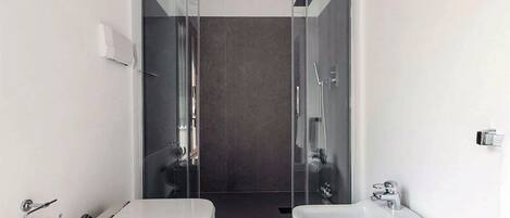 Dusche, Haartrockner, Bidet, Handtücher