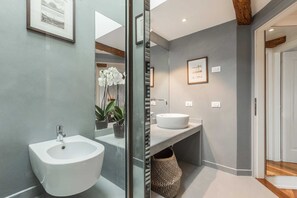 Doccia, asciugacapelli, asciugamani, shampoo