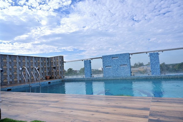 Kolam renang rooftop