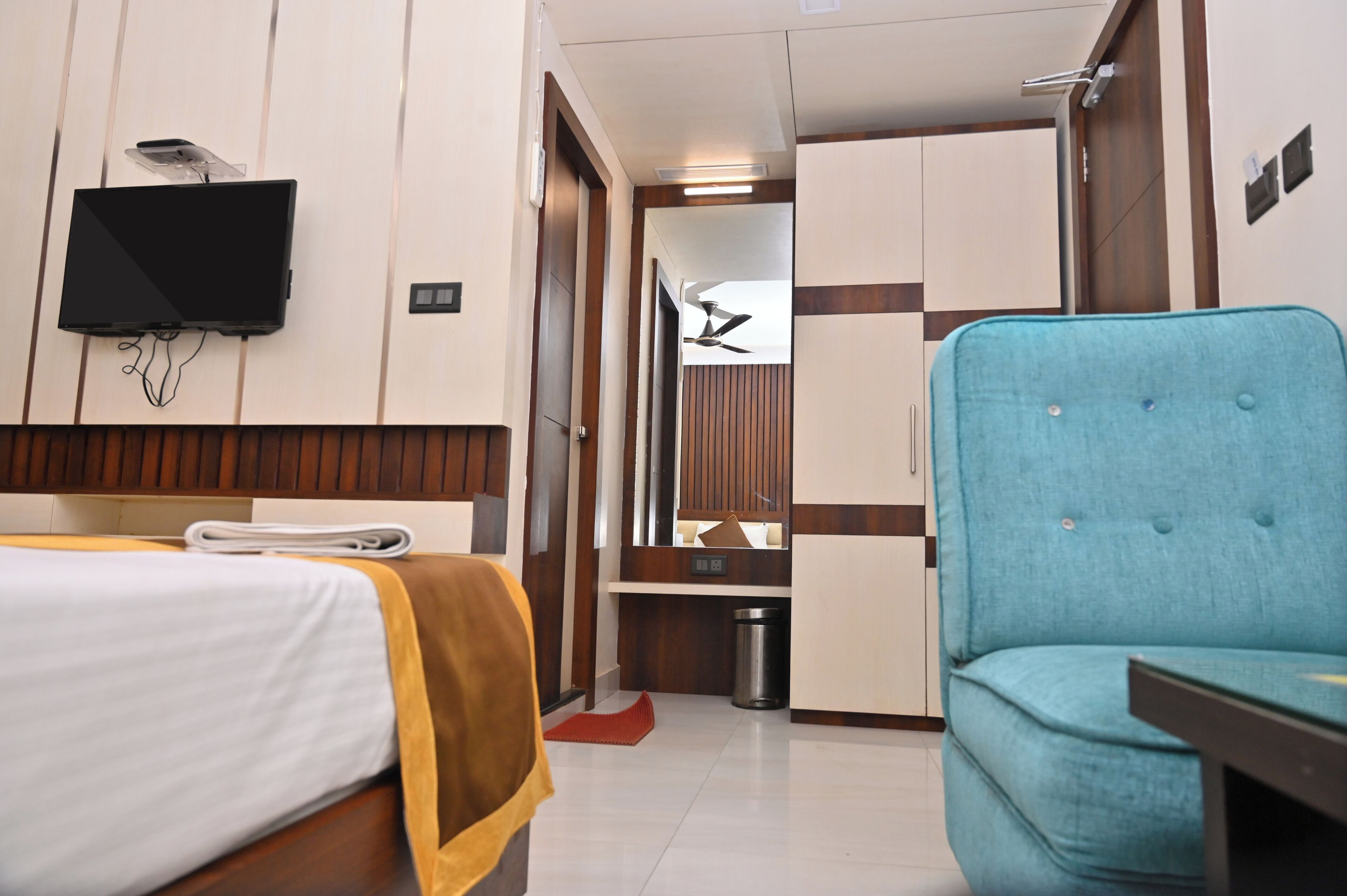 Hypo-allergenic bedding, blackout curtains, free WiFi, bed sheets