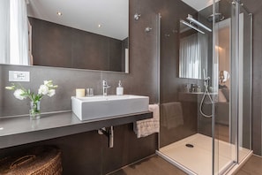 Shower, hair dryer, towels, shampoo