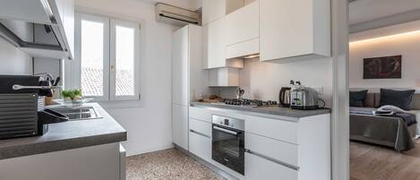 Kühlschrank, Mikrowelle, Ofen, Geschirrspüler