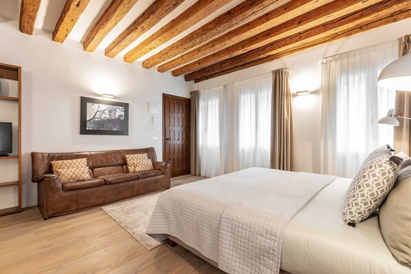 6 bedrooms, iron/ironing board, free WiFi, bed sheets