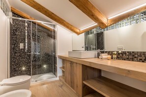 Dusche, Haartrockner, Handtücher, Shampoo