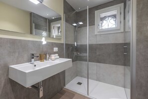 Doccia, asciugacapelli, asciugamani, shampoo