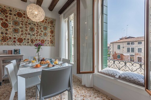 Prestigious 6 Bedroom House with View in Dorsoduro