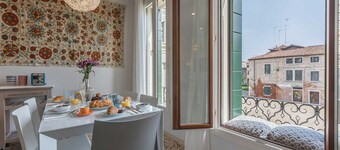 Prestigious 6 Bedroom House with View in Dorsoduro