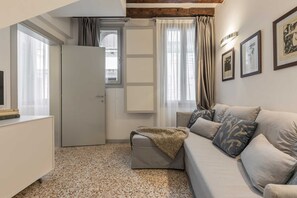 TV - Venetian Apartment in Historic Castello District (Venecia)