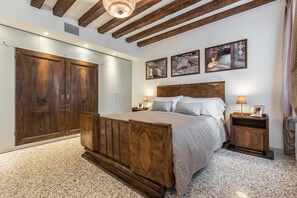 1 bedroom, iron/ironing board, free WiFi, bed sheets - Venetian Apartment in Historic Castello District (Venecia)