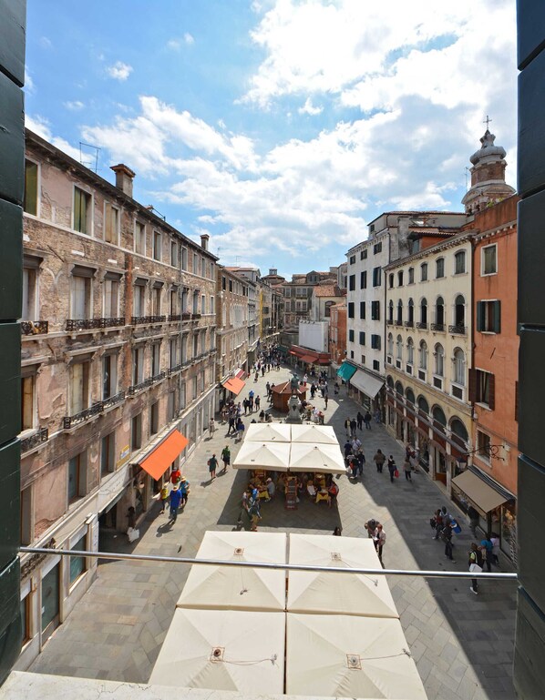 Property grounds - Bright Airy Apartment only steps from the Rialto Bridge (Venecia)