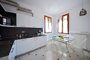 ثلاجة، ميكروويف، فرن، غسالة أطباق