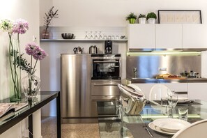 Kühlschrank, Mikrowelle, Ofen, Geschirrspüler