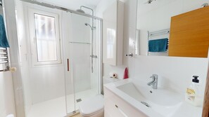 Badewanne, Haartrockner, Handtücher