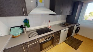 Een koelkast, een magnetron, een oven, een vaatwasser